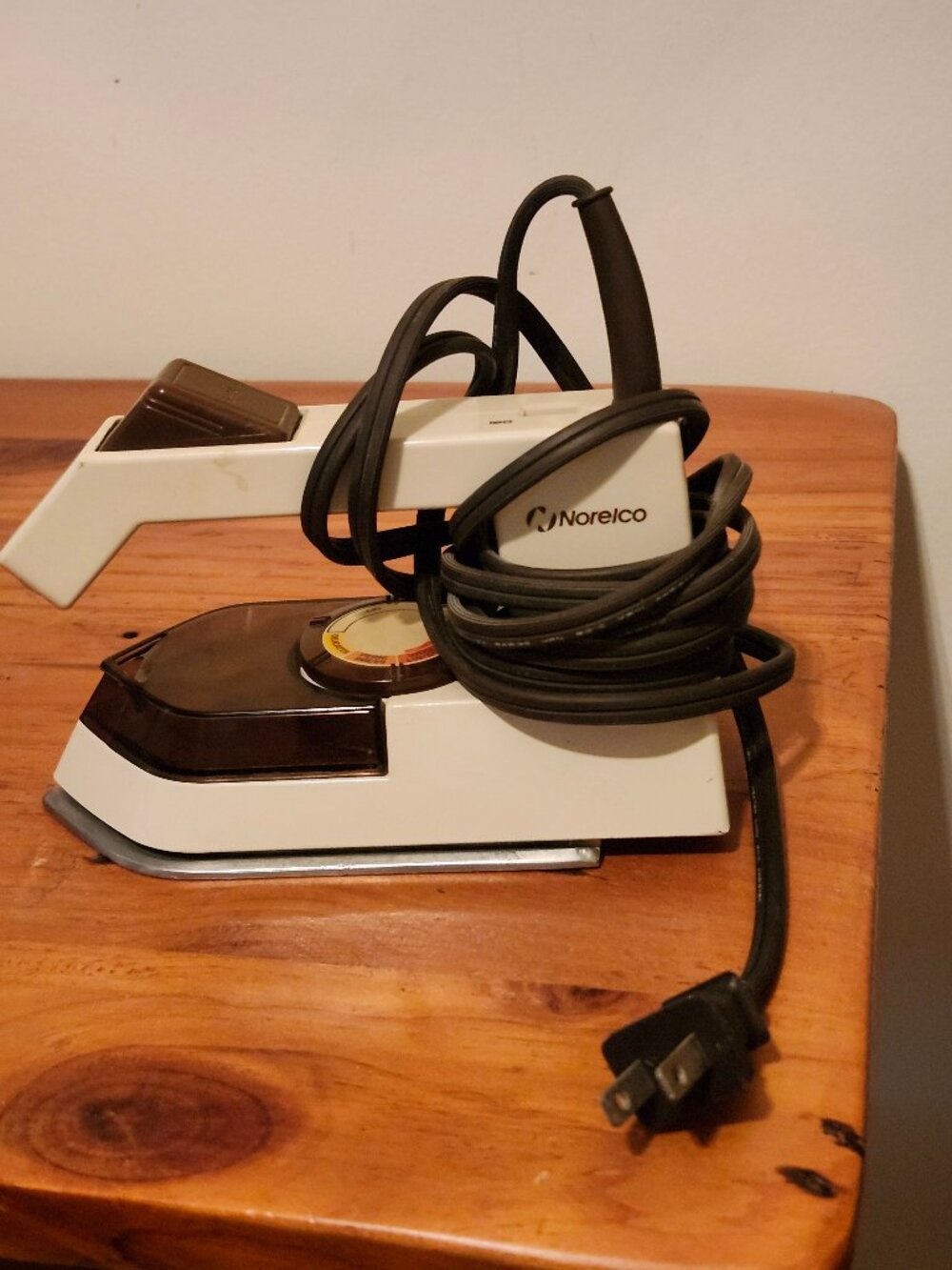 Norelco Corded Dual Voltage Travel Iron 120V/240V Beige/Brown